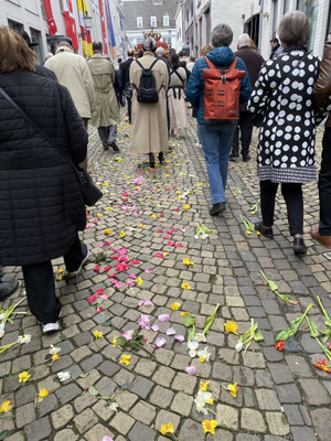 ThP 230410 Maastricht - Sacramentsprocessie - Bloementapijt in de Havenstraat.