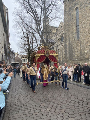 ThP 230410 Maastricht - D'n Hiemel met daaronder de sacramentsmonstrans. Door het tonen van de geconsacreerde hostie wordt getracht de aanbidding van Christus - van het Goddelijke - te stimuleren.