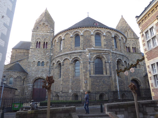Onze-Lieve-Vrouwebasiliek - Apsis gezien vanaf de Graanmarkt.