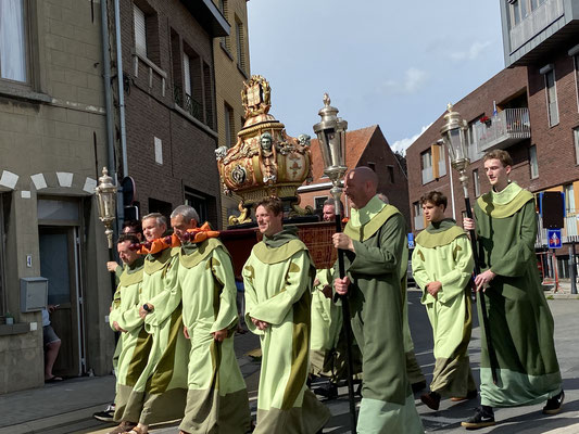 Opwijk - 26 juni 2022 - Sint-Paulus-Paardenprocessie: de flambeeuwdragers met de reliekschrijn.