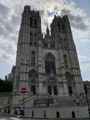 ThP 230630 - Brussel - Kathedraal van Sint-Michiel en Sint-Goedele - Wat een wolken; alsof boven de kathedraal een engel hangt..