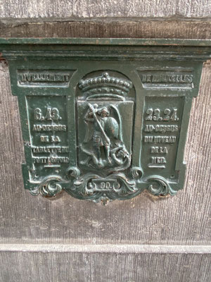 ThP 230630 - Brussel - Koninklijke Sint-Hubertusgalerijen - Een mysterieus monument... oh, zou hier een Energielijn lopen? Indien ja, dan heb ik deze niet bewust waargenomen.