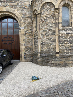 ThP 230529 Maastricht - De positie van het Waterether-Uitstroompunt ten opzichte van de toegangsdeuren in de noordelijke apsistoren en de Sint-Annakapel van de Onze Lieve Vrouwebasiliek.