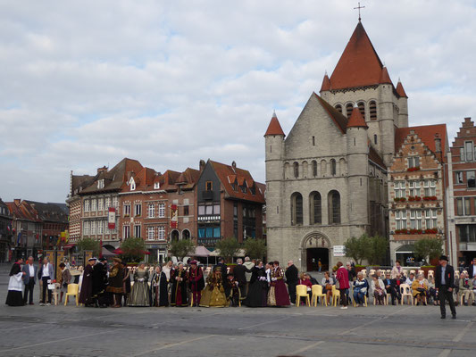 Doornik - 12 september 2021 - De notabelen van Gent nemen plaats voor de Sint-Kwintenskerk.