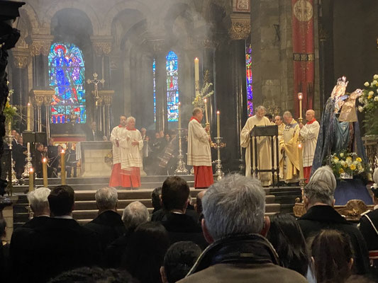 ThP 230410 Maastricht - Onze Lieve Vrouwebasiliek - Paasmaandag - Diaken Régis de la Haye leest het Evangelie voor. Als het goed is uit Lukas 24.