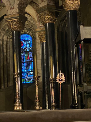 ThP 221219 Maastricht - Onze Lieve Vrouwebasiliek - Tintinnabulum - Ereteken van de Basilica Minor - Paus Pius 20 februari 1933.