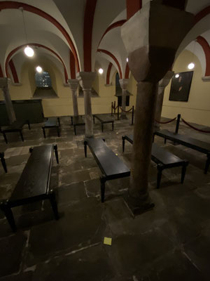 ThP 230411 Maastricht - Crypte OLV-basiliek - Op grotere afstand van de zuidwand. De meest westelijke grens van de drie Geloof-Hoop-en-Liefdelijnen is met post-its aangegeven.