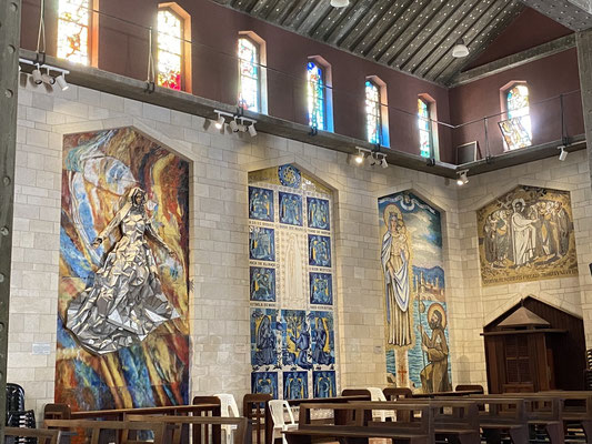 ThP 230602 Israël - Nazareth - Basiliek van de Annunciatie - Bovenkerk - Enkele van de prachtige kunstwerken, vele landen hebben een eigen 'Maria' geschonken.