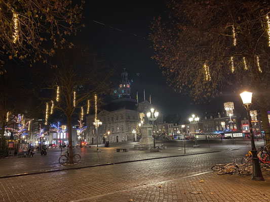 ThP 221218 Maastricht - Het stadhuis op de romantisch verlichte Markt.