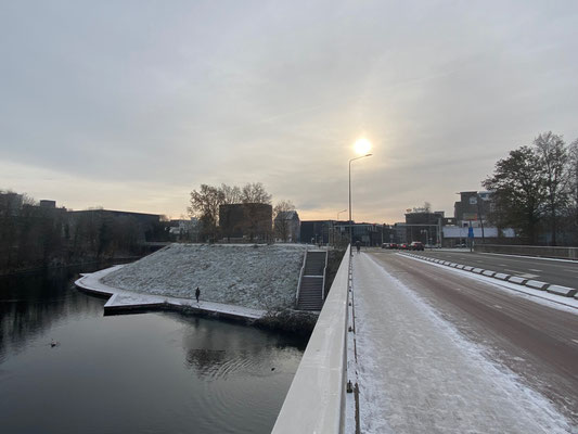 ThP 221218 Maastricht - Als de vestingstatus in 1867 wordt opgeheven, wordt veel geslecht. Rond 1875 wordt de Havenkom aangelegd waardoor de voormalige vestinggracht wordt verbonden met de Zuid-Willemsvaart.