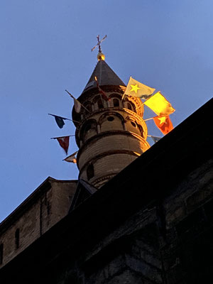 ThP 230408 Maastricht - De noordelijke toren van het westwerk, gezien vanuit de pandhof, vlagt voor het Paasfeest.