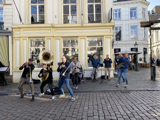 ThP 230325 Maastricht - Dweilorkest Bistro Brass op het Onze Lieve Vrouweplein.