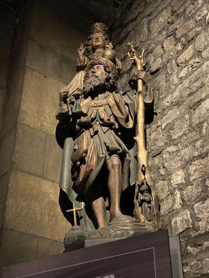 ThP 230325 Maastricht - Onze Lieve Vrouwebasiliek - De Heilige Christoffel draagt Jezus. In zijn staf Cucifas met de lantaarn.