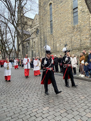 ThP 230410 Maastricht - Sacramentsprocessie - De suisses van de Onze Lieve Vrouwebasiliek, verantwoordelijk voor de orde in de Basiliek.