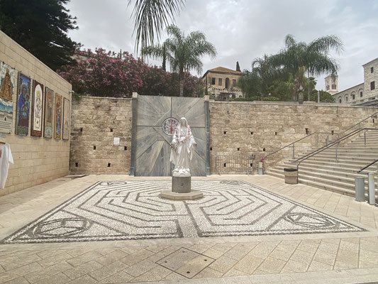 ThP 230602 Israël - Nazareth - Voor de Kerk van de Annunciatie - Het labyrinth van Maria.