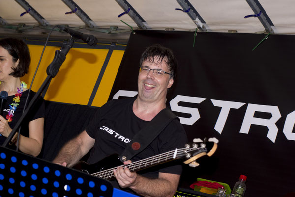 Micha - gut gelaunt wie wir ihn kennen - und perfekt abgestimmt aufs Castrock-Banner