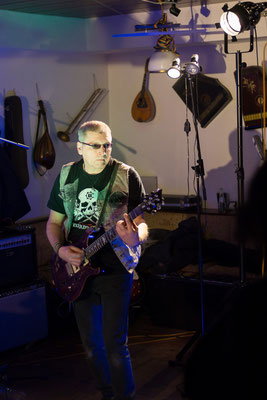 Wenn Hansi ne Sonnenbrille trägt, scheint auch die Sonne - auch im Castrock-Keller :)