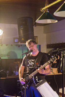 Castrock-Frontmann Micha am Bass und Mikro