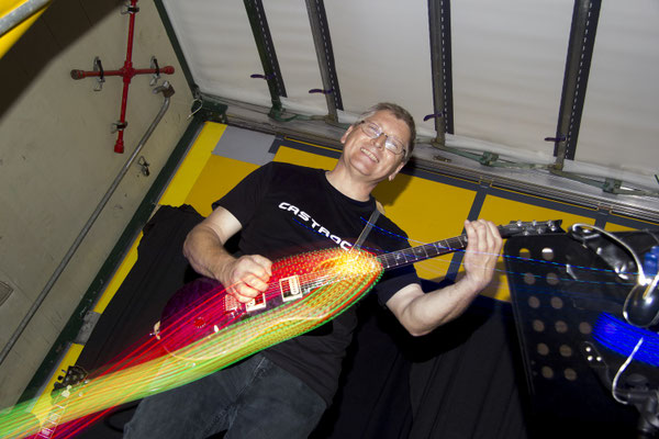 Castrock-Gitarrist Hansi: Meist hoch konzentriert. Hier hat er aber ein Lächeln für uns übrig.