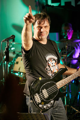 Castrock-Bassist Micha gibt nicht nur an den Saiten alles.