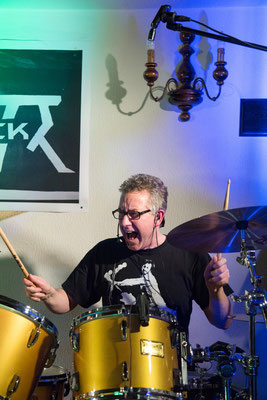 Castrock-Drummer Holgi an seinen Dosen