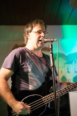 Castrock-Bassist und Sänger Micha am Mikro