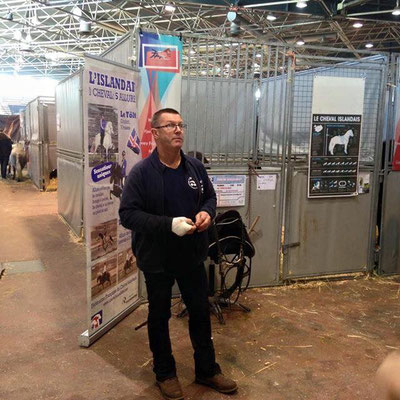 Martin Dischinger devant les boxes des chevaux islandais sur le stand de la FPPCF