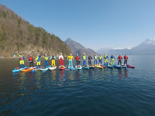 Gemeinsame *happy paddling SUP Tour auf dem Vierwaldstättersee