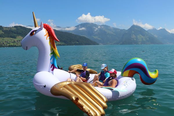 Schwimmende Einhorn-Insel auf dem Vierwaldstättersee