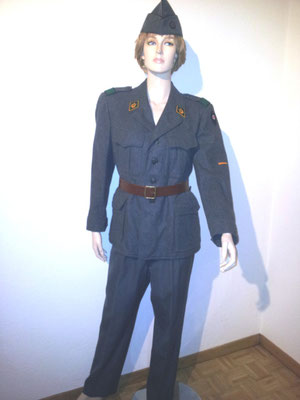 Berufe/ MILITÄRUNIFORM, Fr. 39.- (Herren Gr. 44, für Damen ca. Gr. 40)