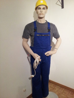 BERUFE  Handwerker Latzhose, Fr. 14.- / Helm, Fr. 6.-