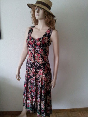 Blumenkleid, Fr. 29.- am Rücken geschnürt, Gr. 36/38