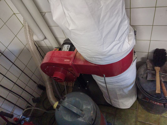 Unten ist ein Industriesauger (Kress) oben ist die Absauganlage