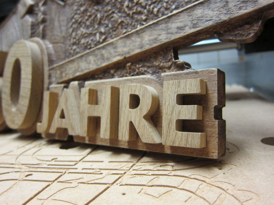Bild in Holz eingearbeitet / kreativ-fraesen.de