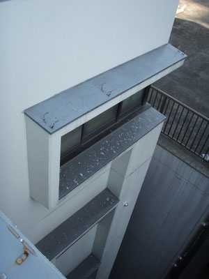 マンション屋上パラペット；2009年12月設置 ; アルティマ防鳥ワイヤー／支柱UBS-T0(ビス用)
