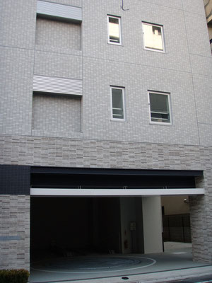 東京都豊島区（集合住宅）；2010年12月設置 ; アルティマ防鳥ワイヤー