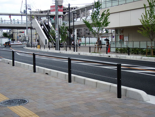 狭山駅西口；ワイヤーテンド