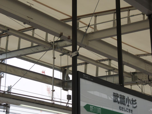 JR横須賀線「武蔵小杉駅」；2010年3月設置 ; 一般形鋼用フランジ部専用支柱