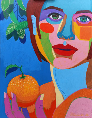 mujer con naranja