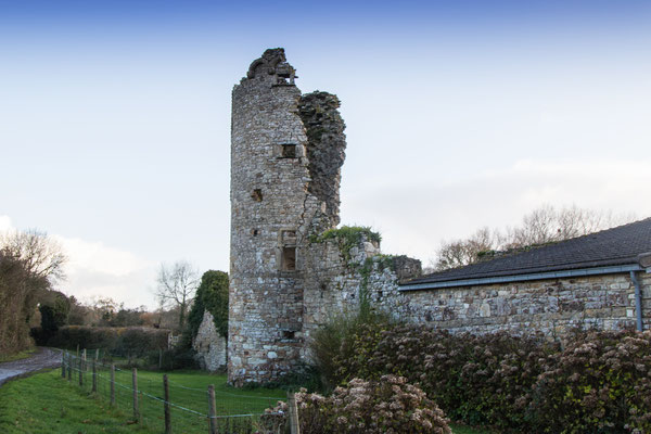 Sogar ein paar Ruinen gibt es am Manoir zu bewundern. Der alte Turm ist wesentlich älter als die restlichen Gebäude und soll laut Hinweistafel aus dem 15. Jahrhundert stammen. 