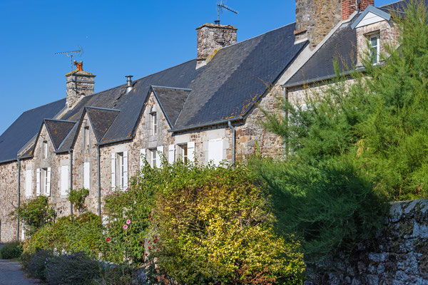 Verwunschene Häuserzeile in Regnéville-sur-Mer