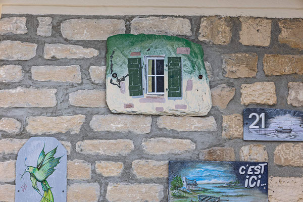 Details an einer Hauswand in Isigny