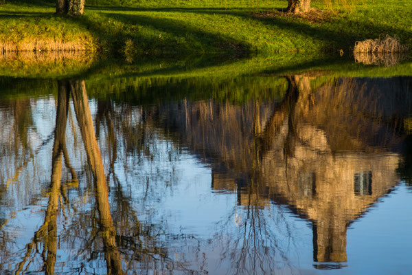 Die Ferme de Mares in Saint Germain sur Ay spiegelt sich im See.