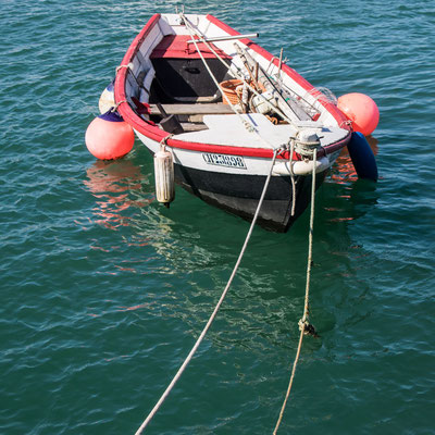 Gut vertaut im Port am Cap Lévi. 