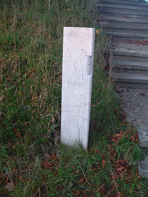 In Eichstätt traf ich das erste mal auf einen offiziellen Jakobsweg. Bei der Freudenbergkapelle steht ein Stein mit den Kilometerangaben bis nach Santiago de Compostela.