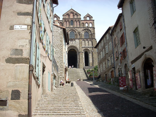 Die Kathedrale von Le Puy. Hier fand morgens eine Pilgermesse statt, bei der ich den Ministranten machen durfte. Nach der Messe wurden alle Pilger mit einem Pilgersegen verabschiedet.