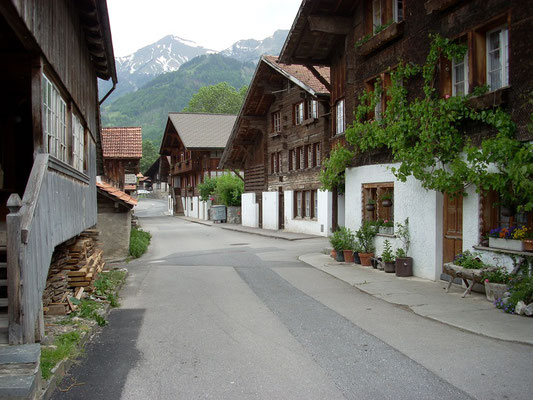 Beim Abstieg vom Brünnigpass in Richtung Interlaken durchquerte ich malerische Dörfer
