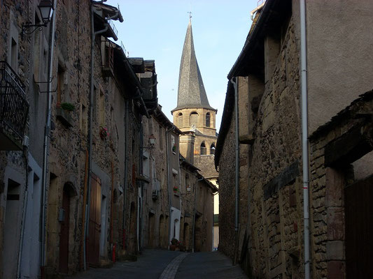 Die Kirche von Saint Come d´olt mit ihrem verdrehten Turmdach.