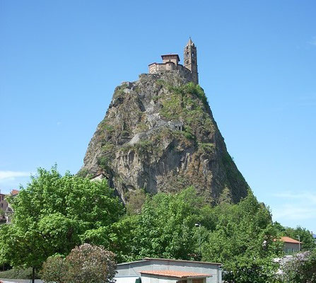 Ein Wahrzeichen von Le Puy. Die Kirche Rocher St. Michel auf einer 82 m hohen Lavanadel.