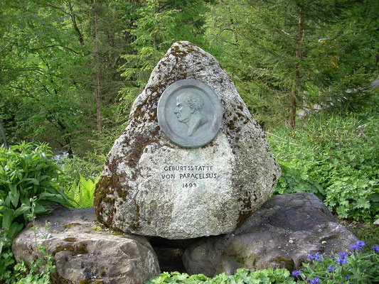 Gleich daneben stand das Geburtshaus von Paracelsus, einem bekannten Arzt und Astrologen aus dem Mittelalter